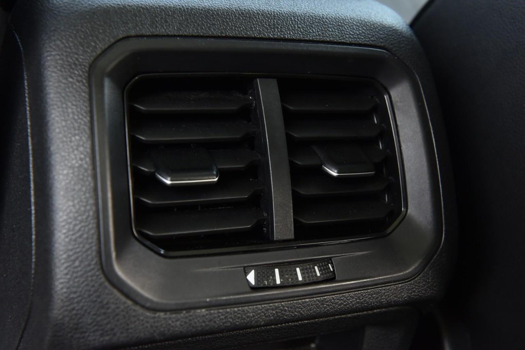 Volkswagen Tiguan Vehicle Full-screen Gallery Image 24