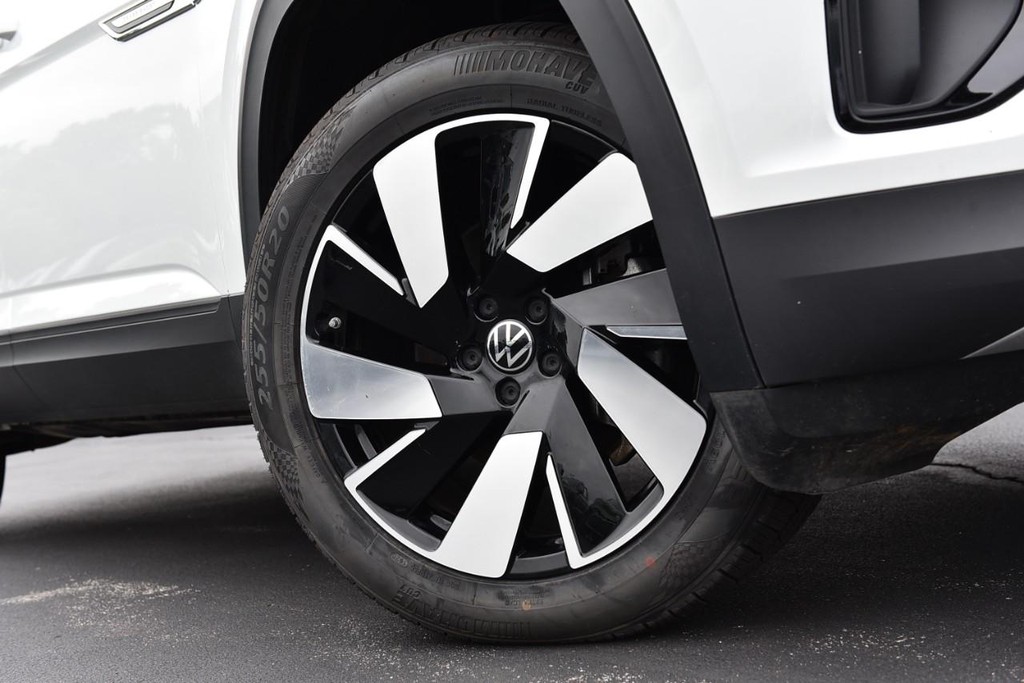 Volkswagen Atlas Cross Sport Vehicle Full-screen Gallery Image 3