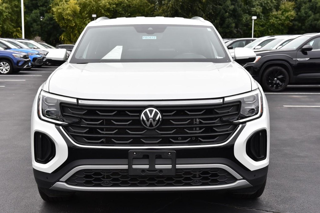 Volkswagen Atlas Cross Sport Vehicle Full-screen Gallery Image 4