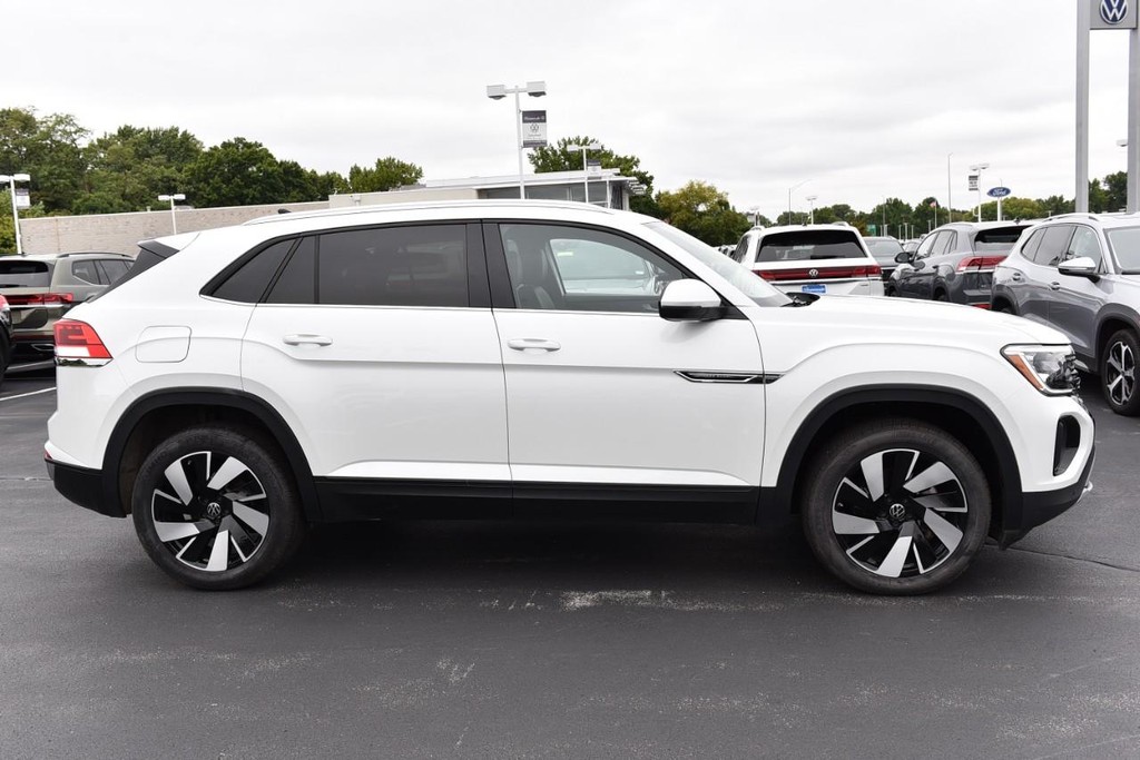 Volkswagen Atlas Cross Sport Vehicle Full-screen Gallery Image 5