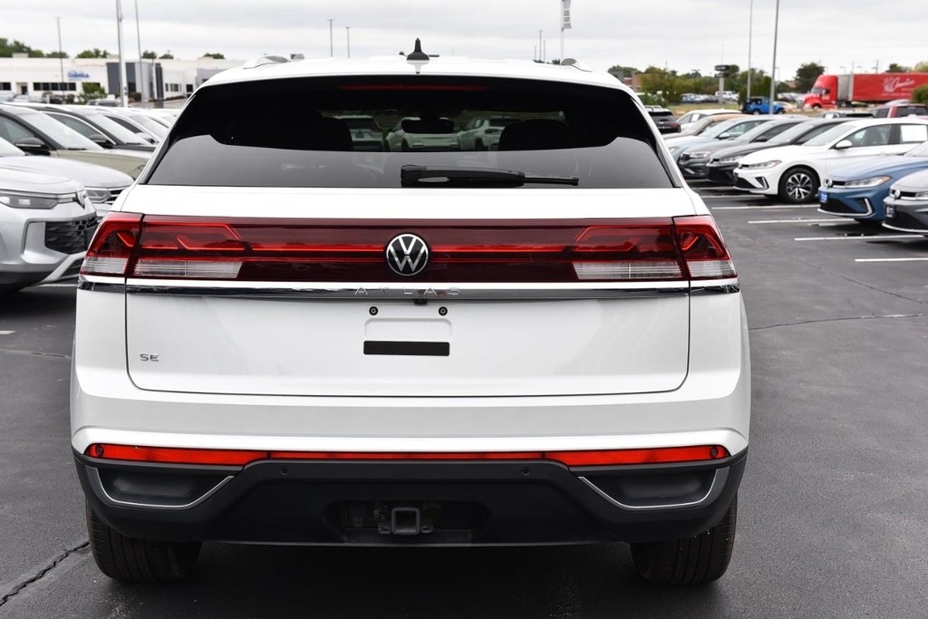 Volkswagen Atlas Cross Sport Vehicle Full-screen Gallery Image 6