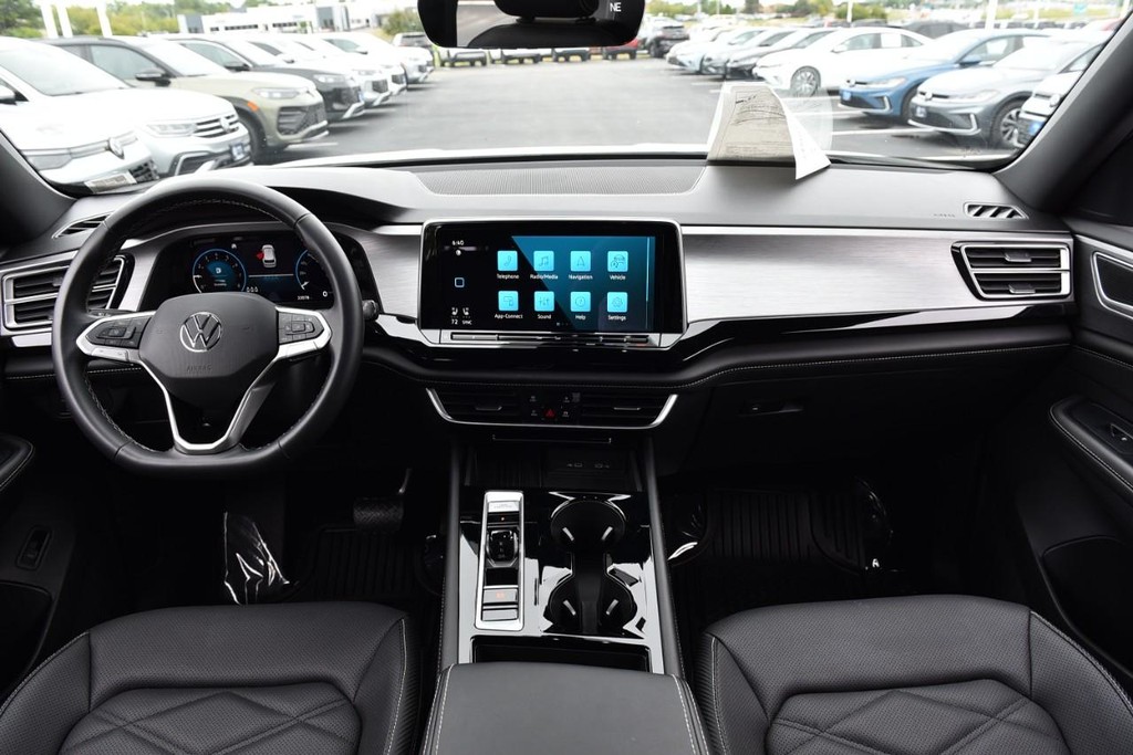 Volkswagen Atlas Cross Sport Vehicle Full-screen Gallery Image 7