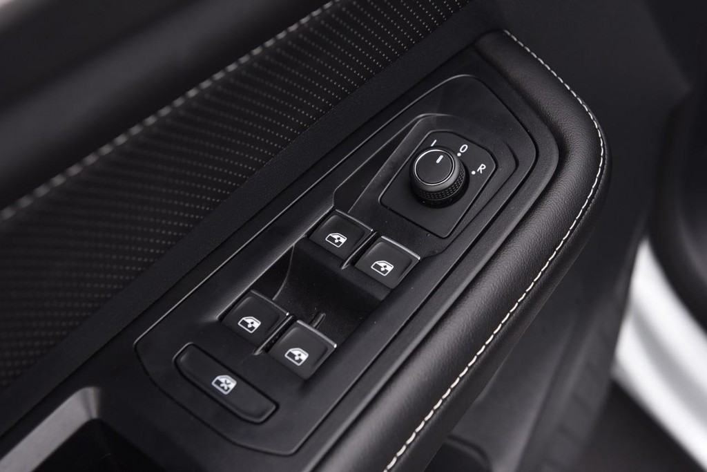 Volkswagen Atlas Cross Sport Vehicle Full-screen Gallery Image 8