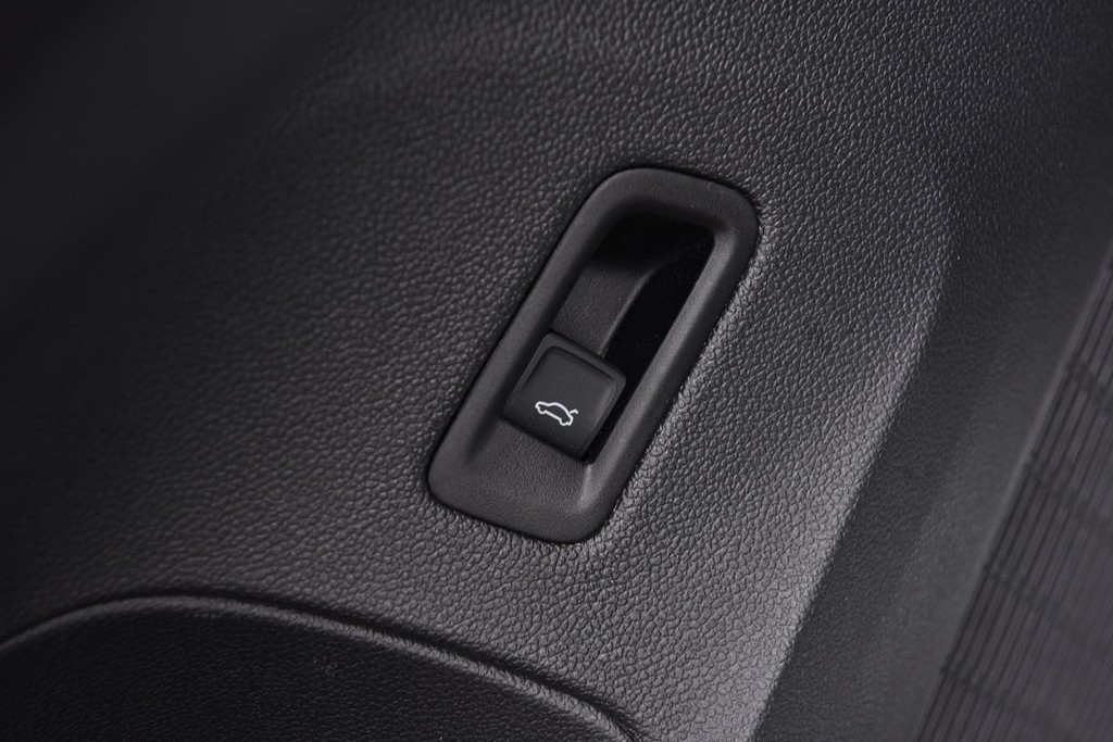 Volkswagen Atlas Cross Sport Vehicle Full-screen Gallery Image 9