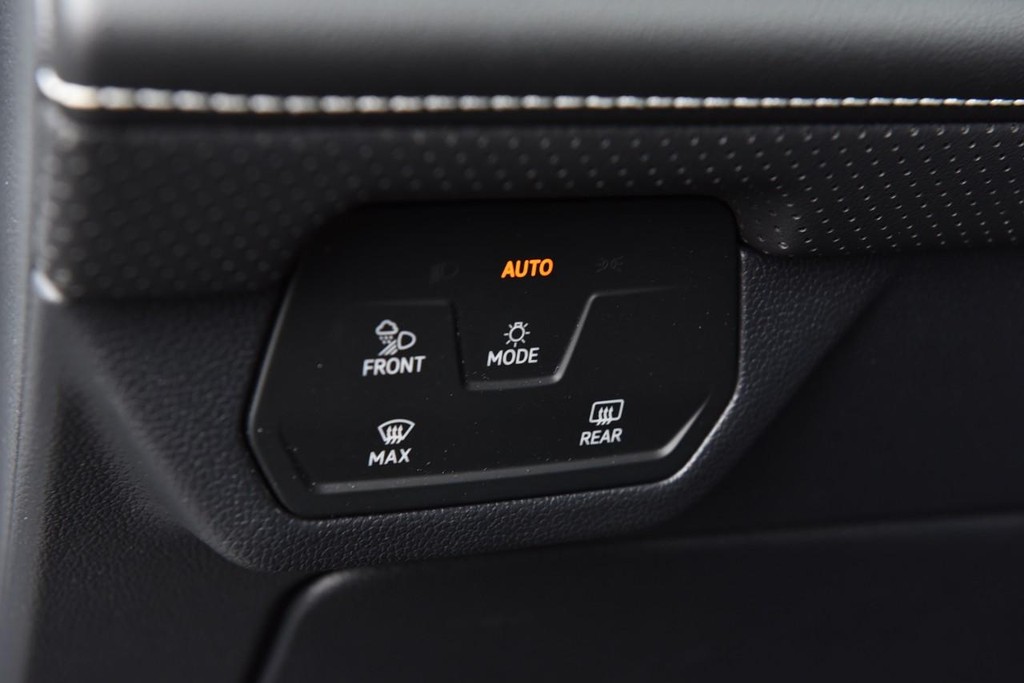 Volkswagen Atlas Cross Sport Vehicle Full-screen Gallery Image 11