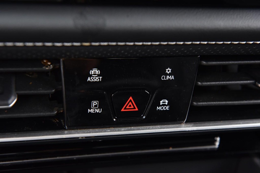 Volkswagen Atlas Cross Sport Vehicle Full-screen Gallery Image 15