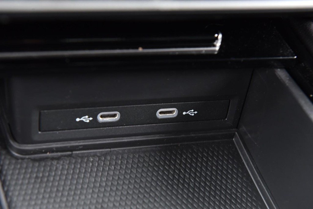 Volkswagen Atlas Cross Sport Vehicle Full-screen Gallery Image 16
