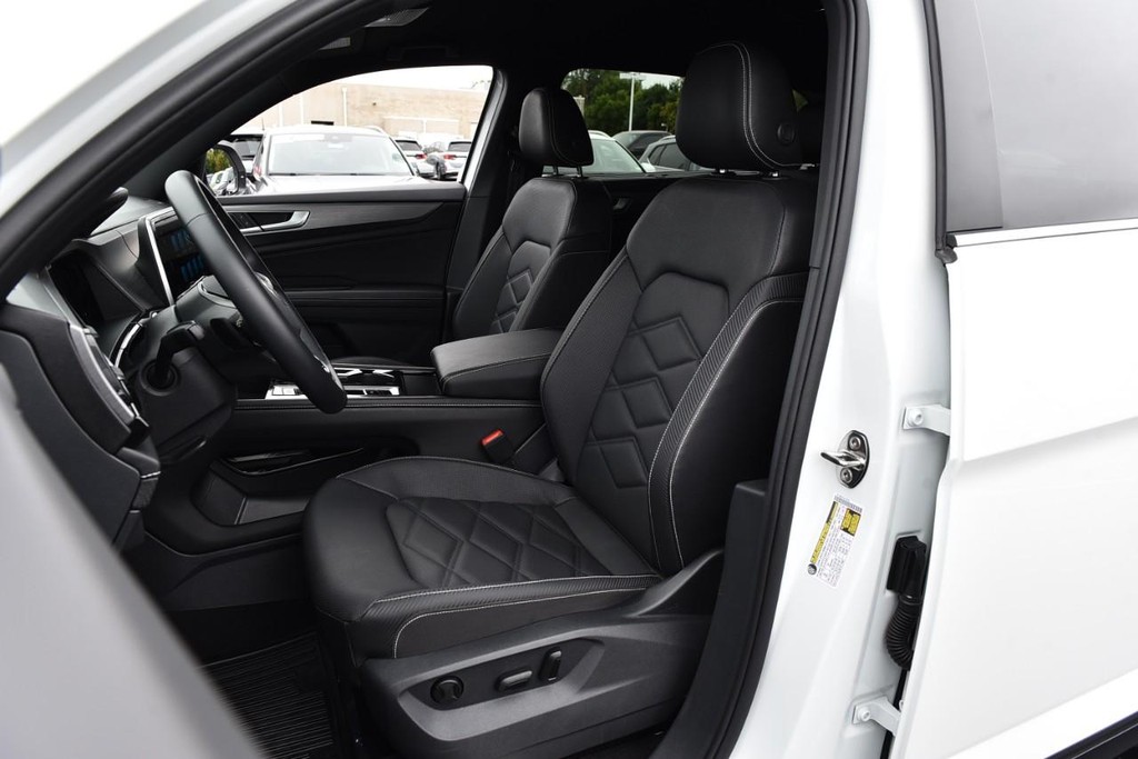 Volkswagen Atlas Cross Sport Vehicle Full-screen Gallery Image 19
