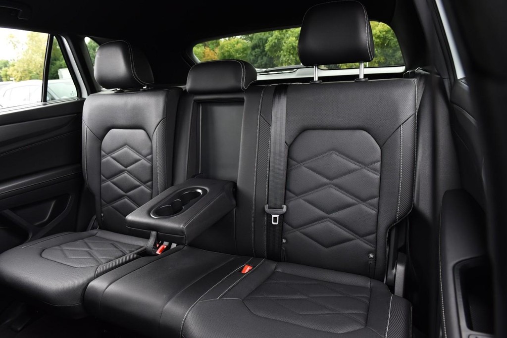 Volkswagen Atlas Cross Sport Vehicle Full-screen Gallery Image 21
