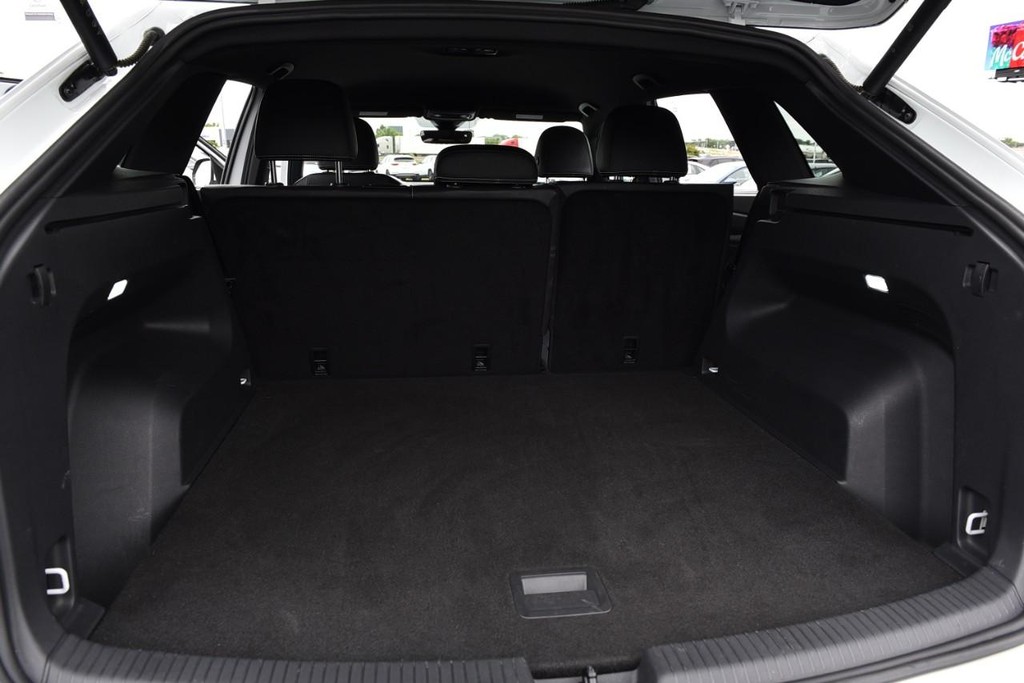 Volkswagen Atlas Cross Sport Vehicle Full-screen Gallery Image 24