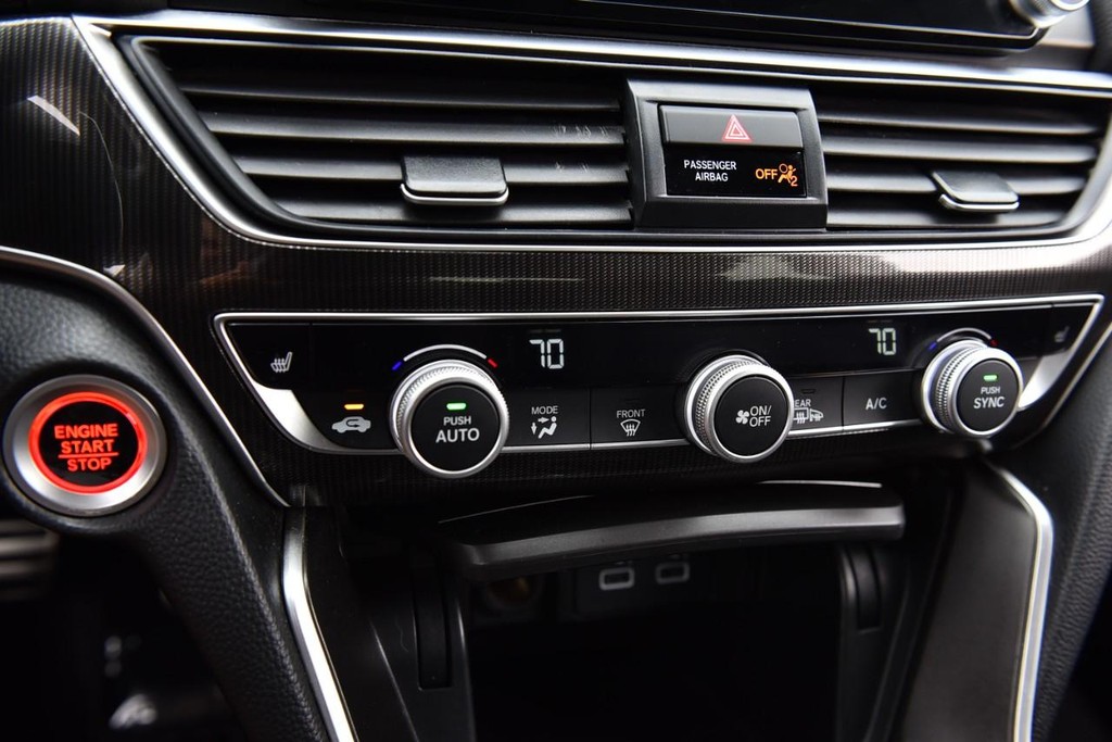 Honda Accord Sedan Vehicle Full-screen Gallery Image 15
