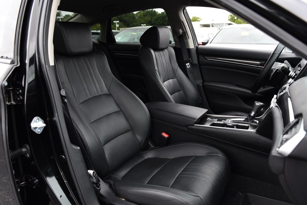 Honda Accord Sedan Vehicle Full-screen Gallery Image 21