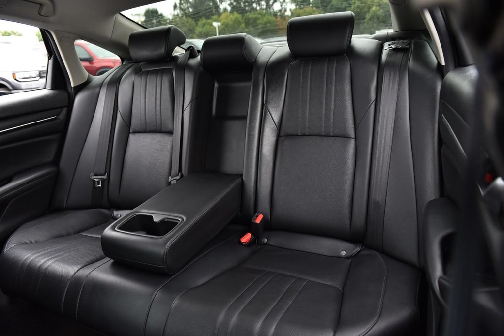 Honda Accord Sedan Vehicle Full-screen Gallery Image 22