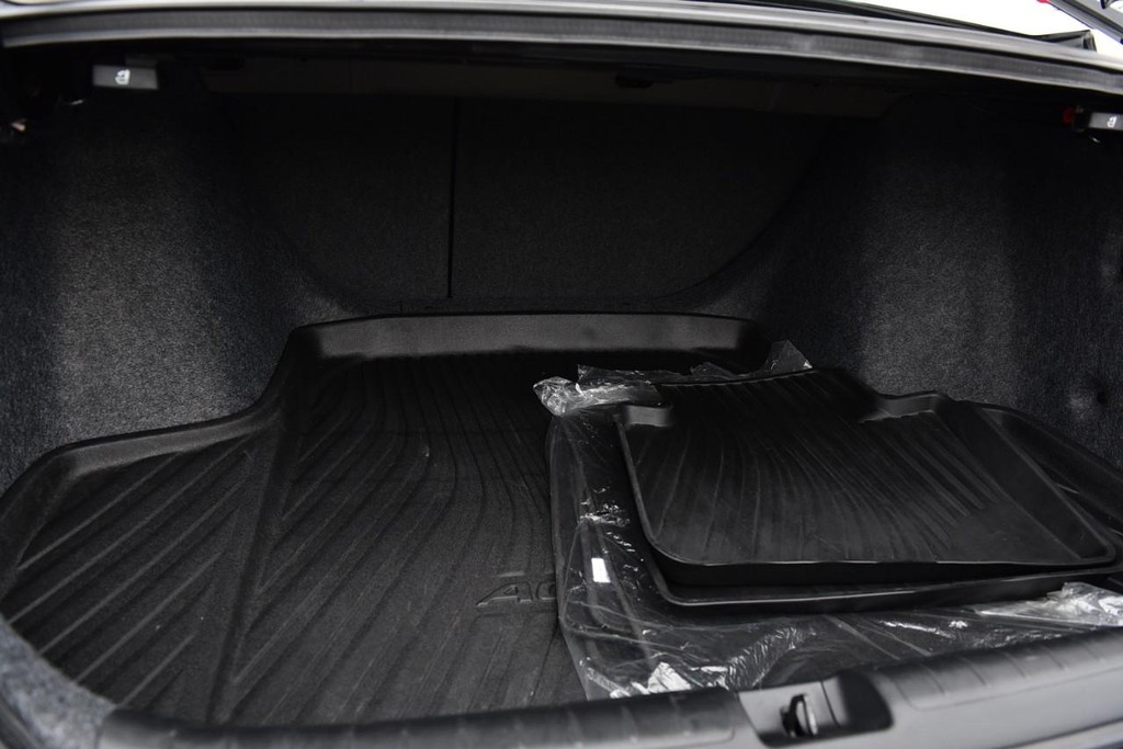 Honda Accord Sedan Vehicle Full-screen Gallery Image 24