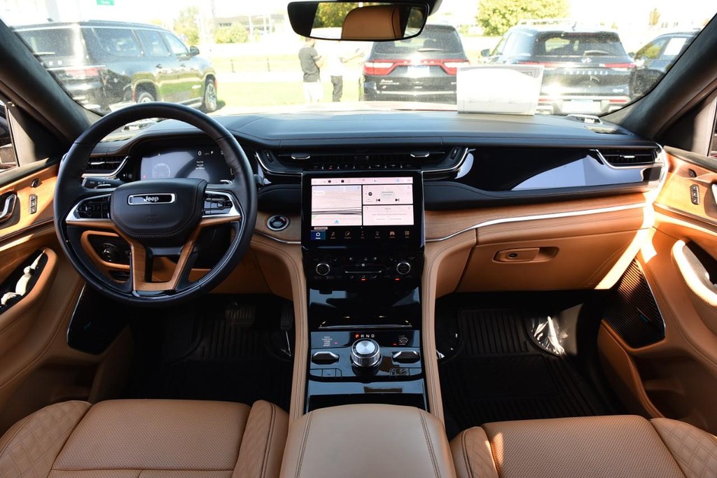 Jeep Grand Cherokee Vehicle Full-screen Gallery Image 07