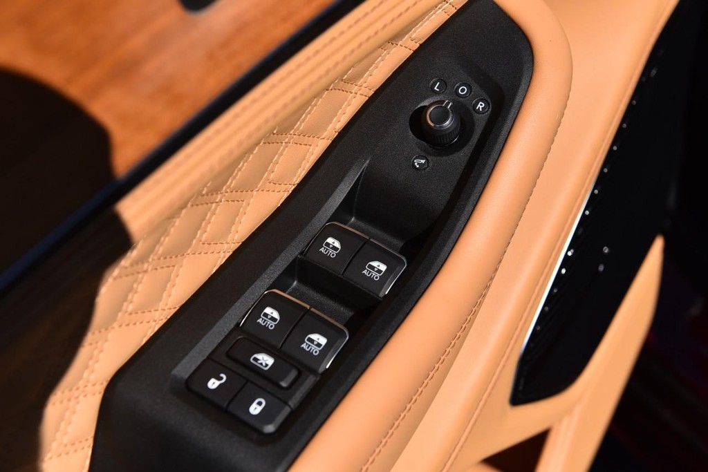 Jeep Grand Cherokee Vehicle Full-screen Gallery Image 08