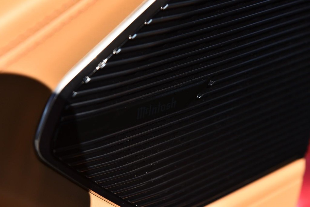 Jeep Grand Cherokee Vehicle Full-screen Gallery Image 09