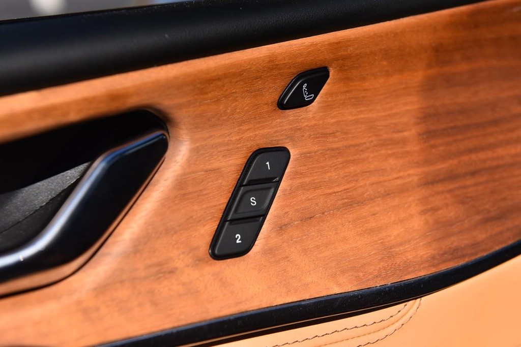 Jeep Grand Cherokee Vehicle Full-screen Gallery Image 10