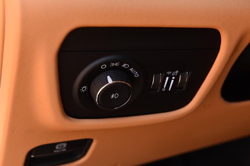 Jeep Grand Cherokee Vehicle Full-screen Gallery Image 13