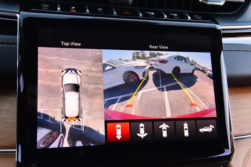 Jeep Grand Cherokee Vehicle Full-screen Gallery Image 15