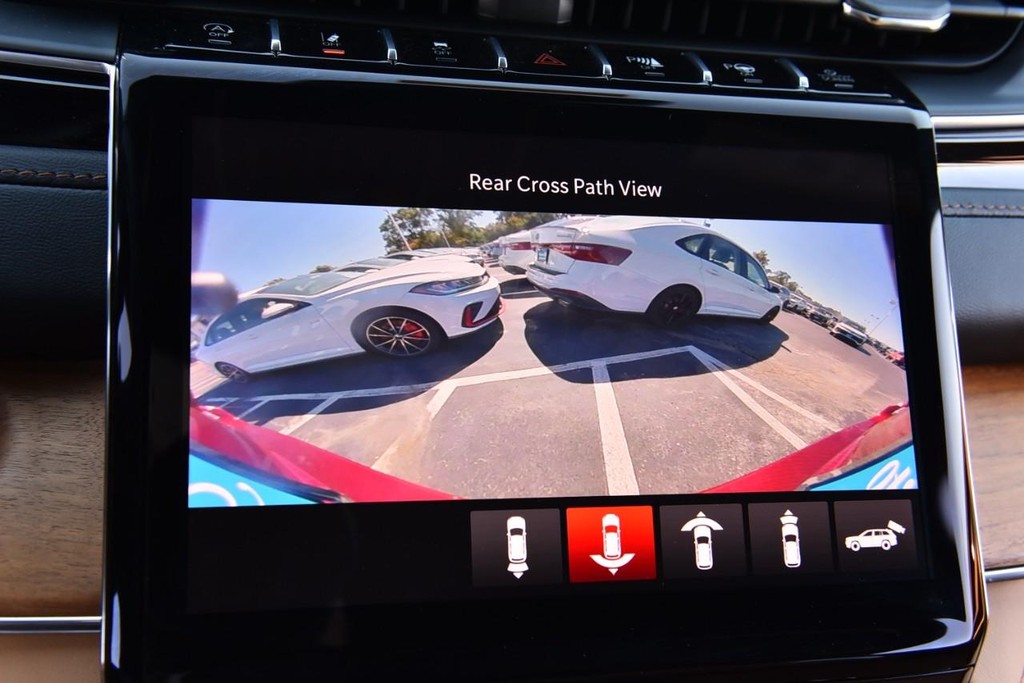 Jeep Grand Cherokee Vehicle Full-screen Gallery Image 16