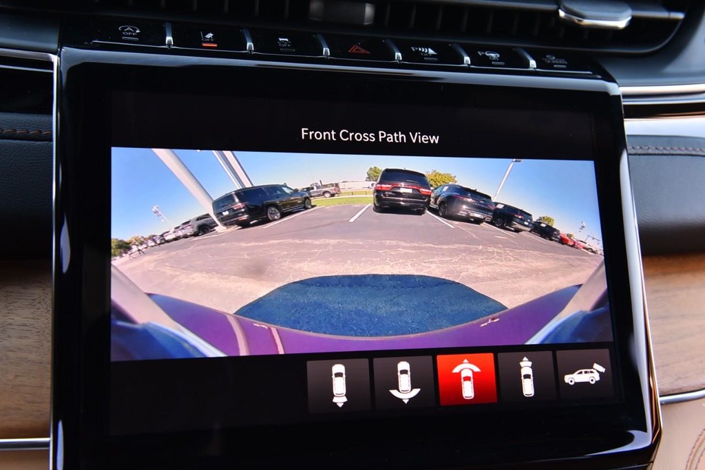 Jeep Grand Cherokee Vehicle Full-screen Gallery Image 17