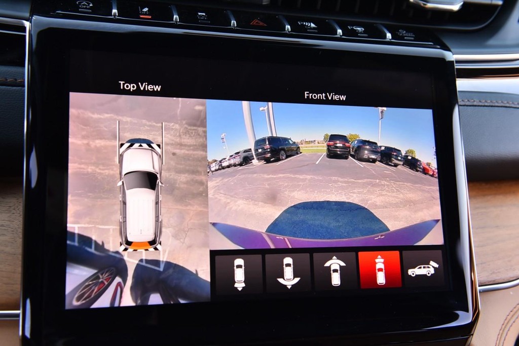 Jeep Grand Cherokee Vehicle Full-screen Gallery Image 18