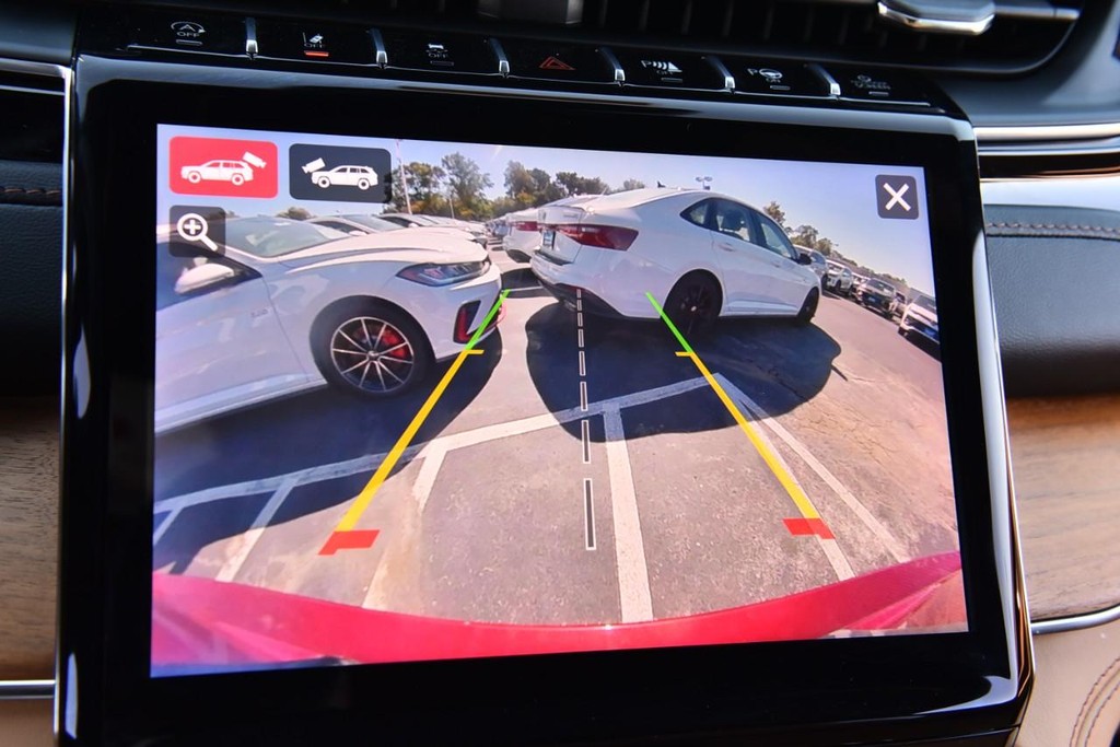 Jeep Grand Cherokee Vehicle Full-screen Gallery Image 19