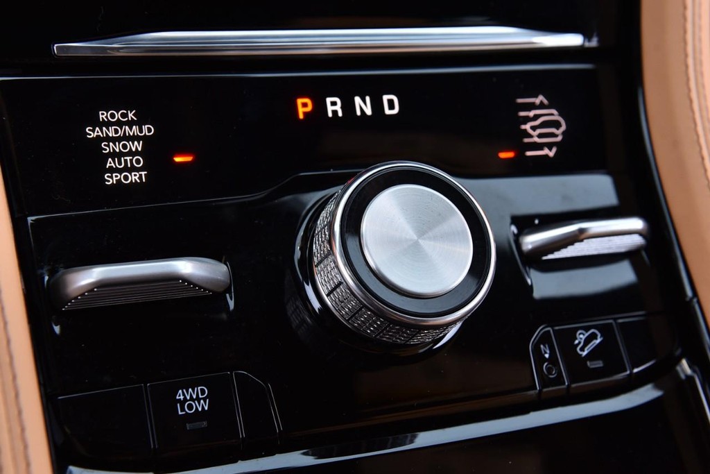 Jeep Grand Cherokee Vehicle Full-screen Gallery Image 24