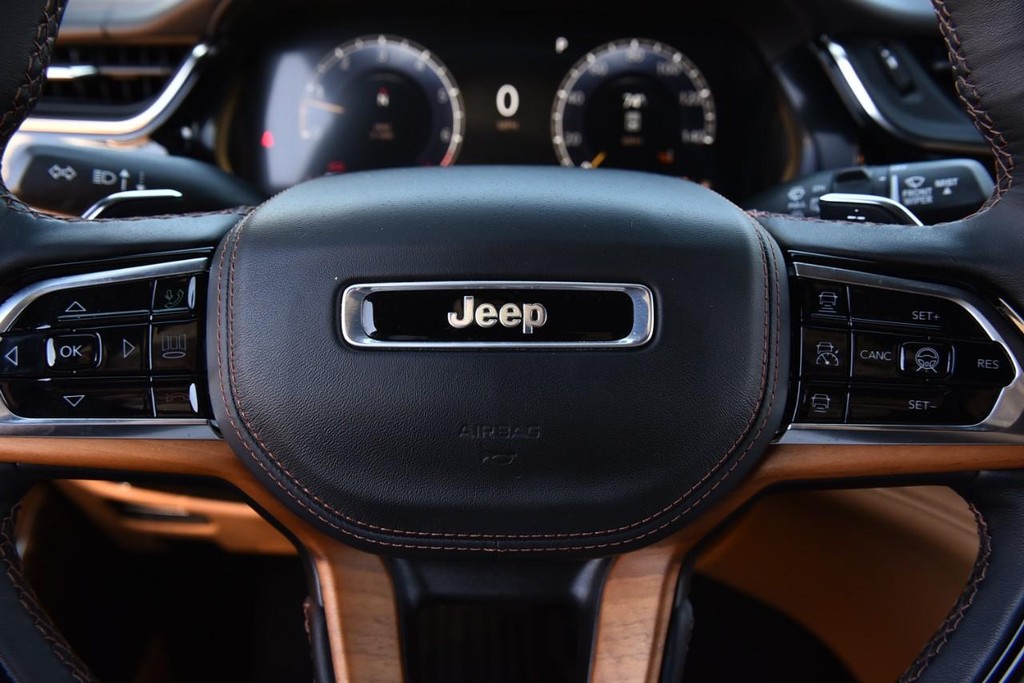 Jeep Grand Cherokee Vehicle Full-screen Gallery Image 26