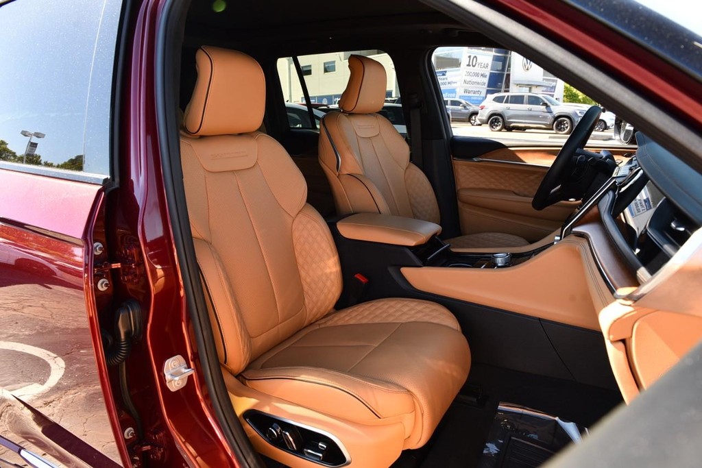 Jeep Grand Cherokee Vehicle Full-screen Gallery Image 28