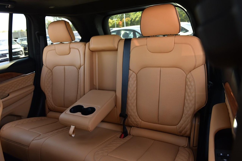 Jeep Grand Cherokee Vehicle Full-screen Gallery Image 30