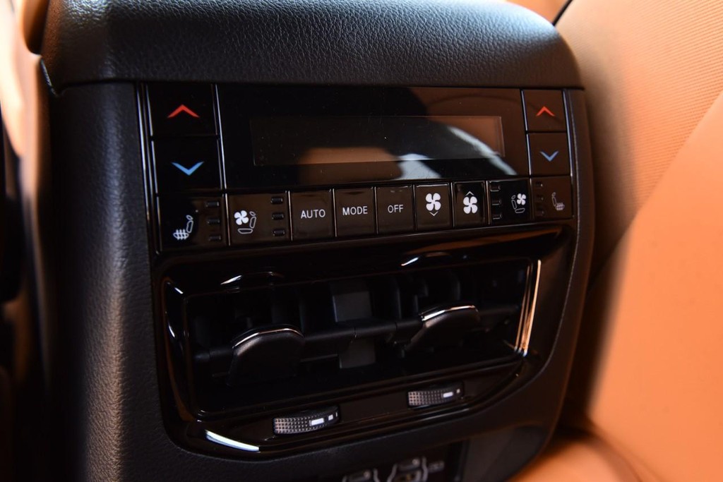 Jeep Grand Cherokee Vehicle Full-screen Gallery Image 31