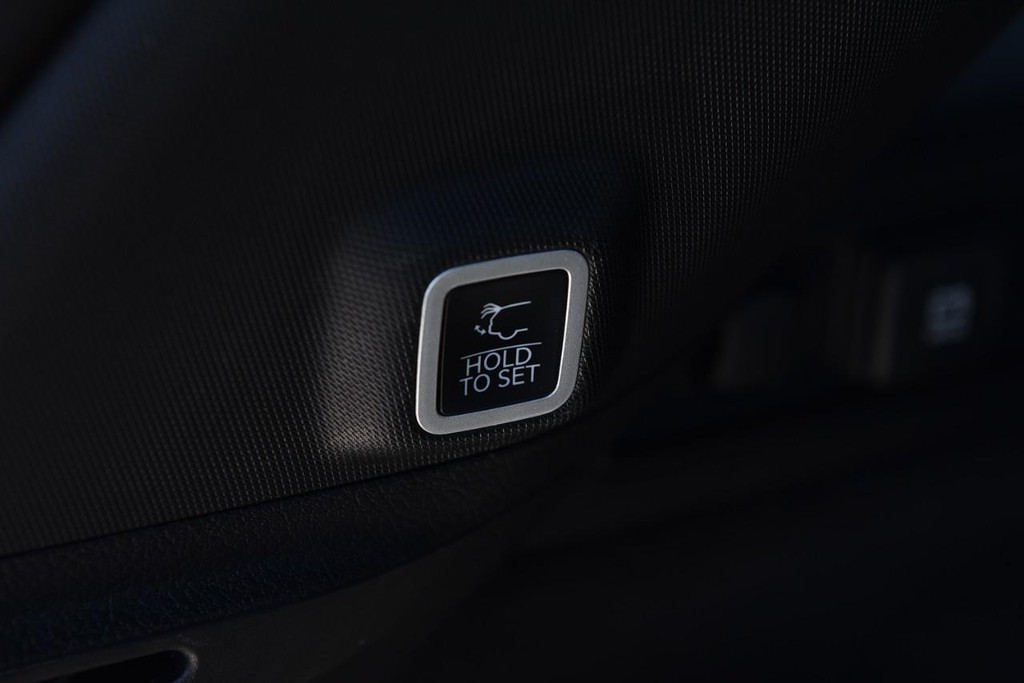 Jeep Grand Cherokee Vehicle Full-screen Gallery Image 34