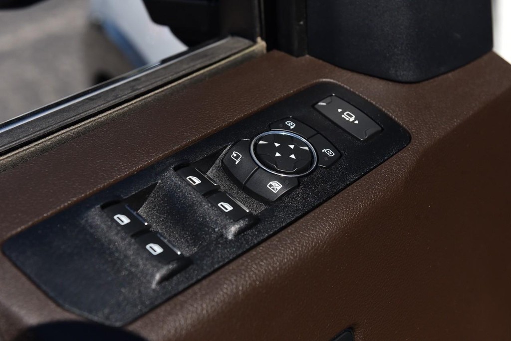 Ford Super Duty F-350 SRW Vehicle Full-screen Gallery Image 9