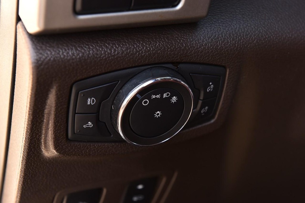 Ford Super Duty F-350 SRW Vehicle Full-screen Gallery Image 12