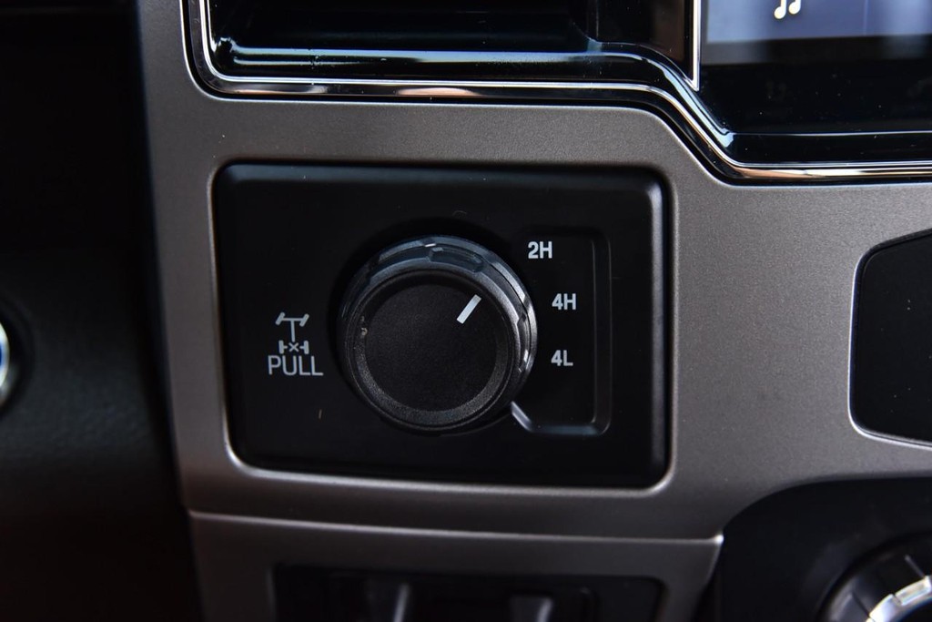 Ford Super Duty F-350 SRW Vehicle Full-screen Gallery Image 17