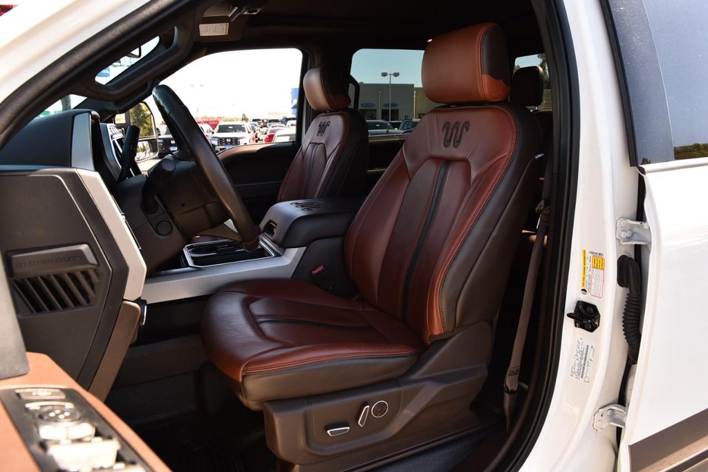 Ford Super Duty F-350 SRW Vehicle Full-screen Gallery Image 22