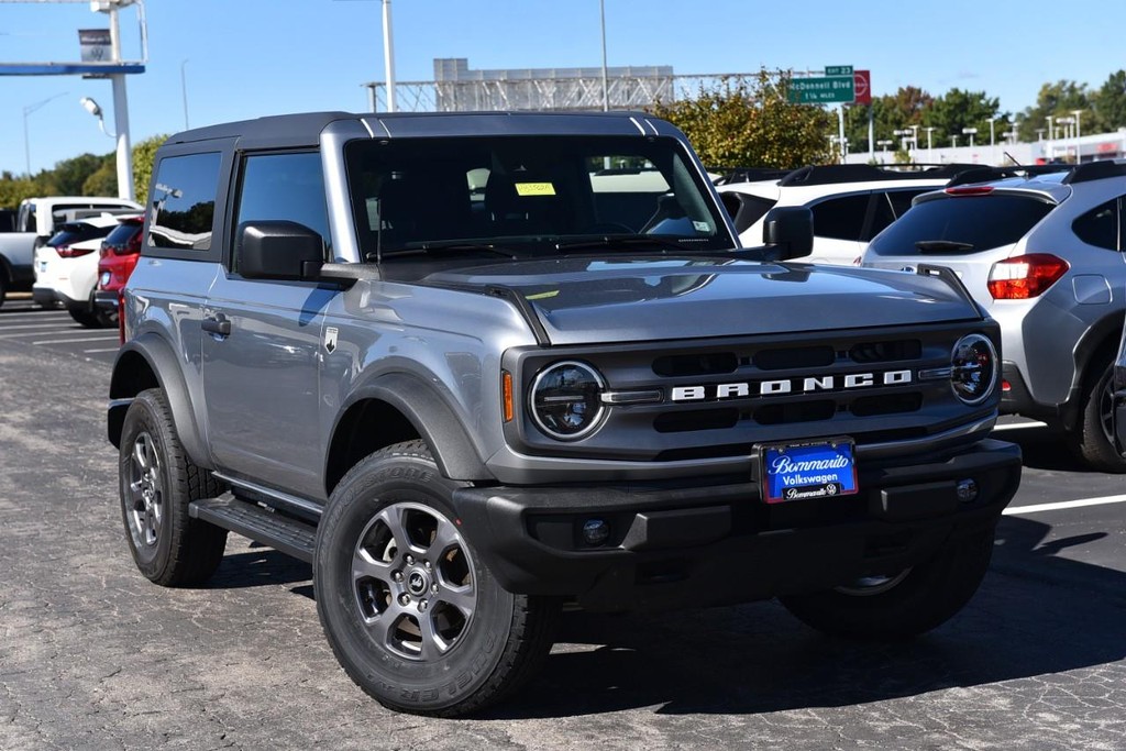 Ford Bronco Vehicle Full-screen Gallery Image 02