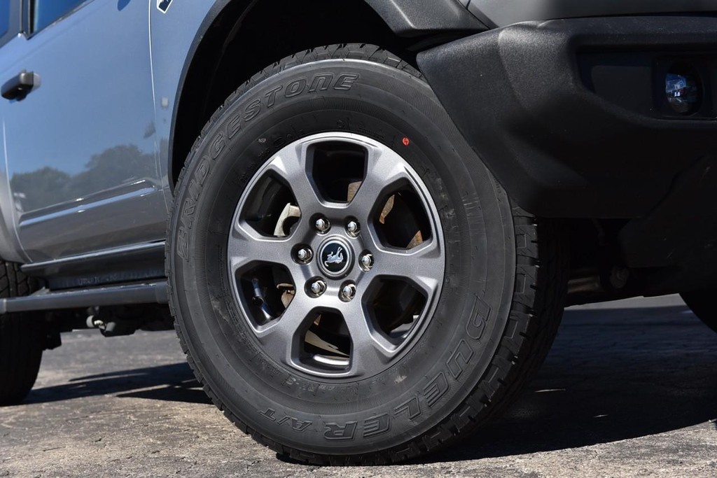 Ford Bronco Vehicle Full-screen Gallery Image 03