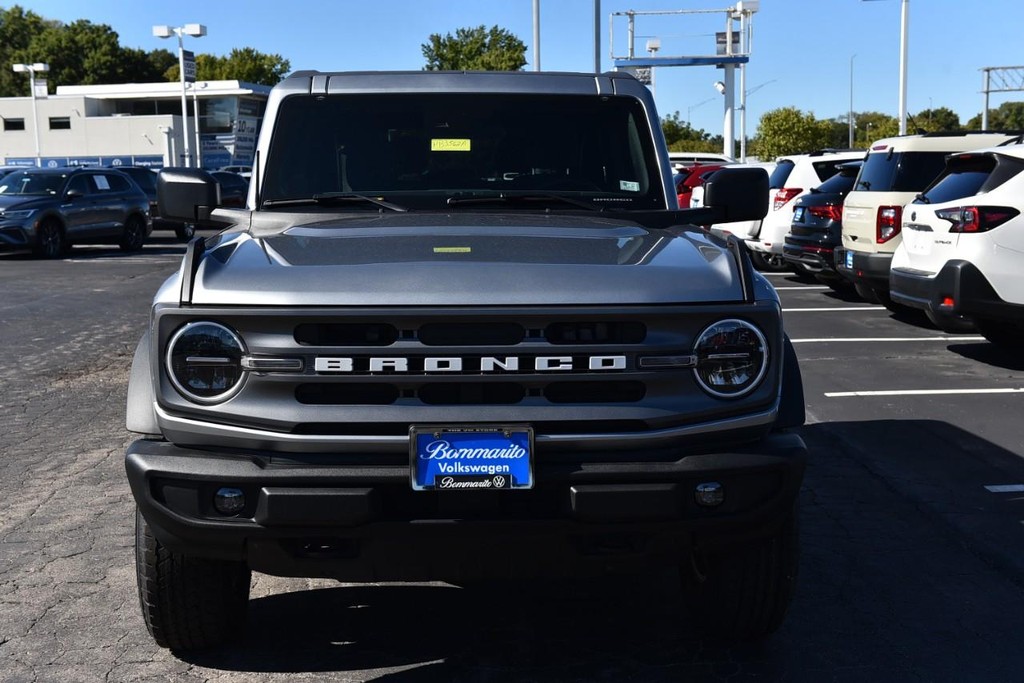 Ford Bronco Vehicle Full-screen Gallery Image 04