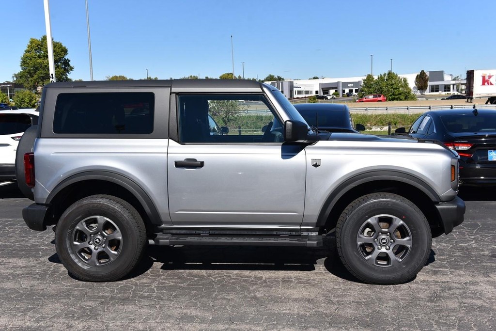 Ford Bronco Vehicle Full-screen Gallery Image 05