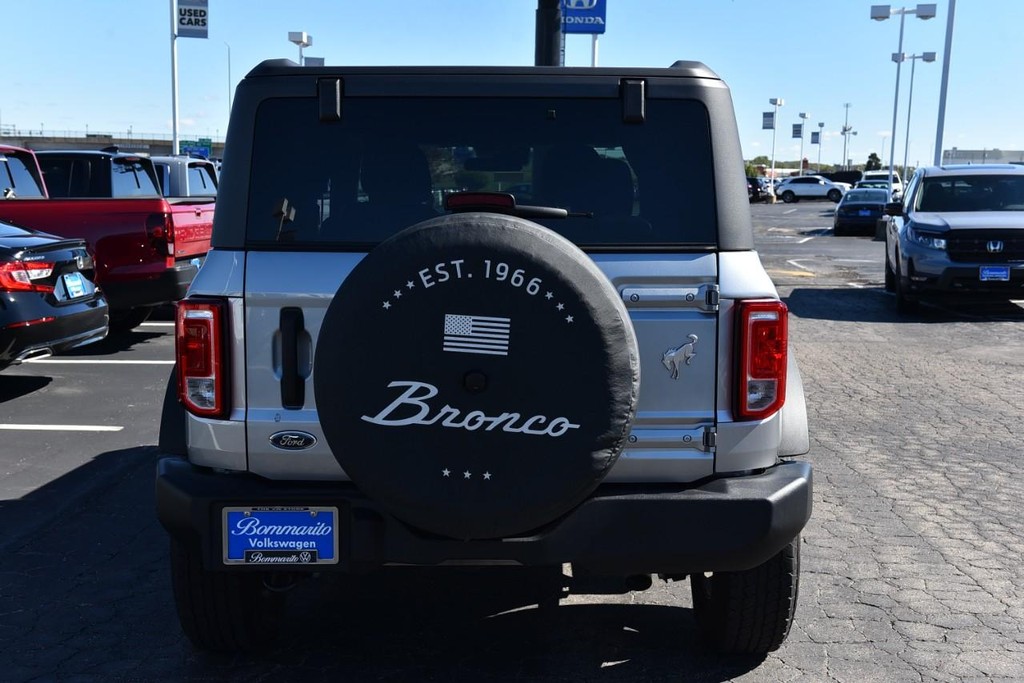 Ford Bronco Vehicle Full-screen Gallery Image 06