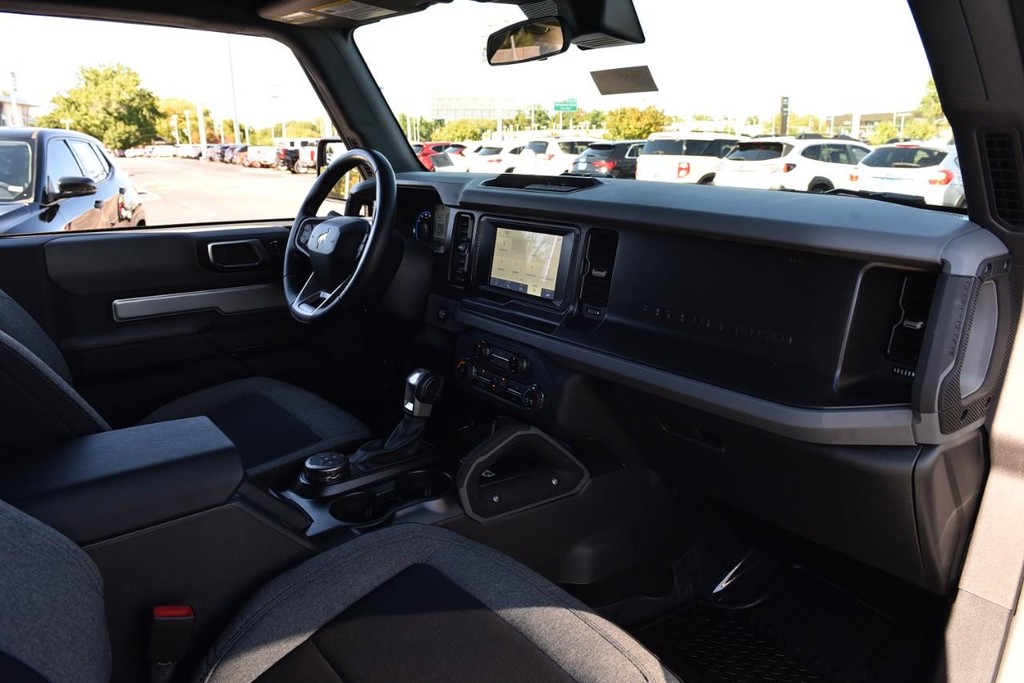 Ford Bronco Vehicle Full-screen Gallery Image 08