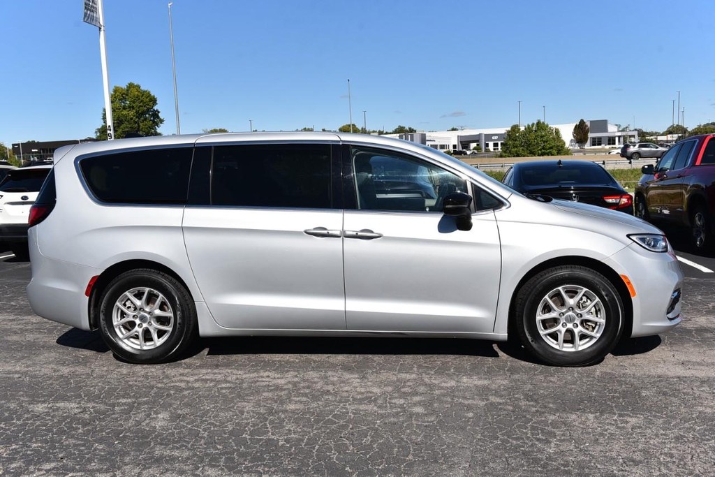 Chrysler Pacifica Vehicle Full-screen Gallery Image 05