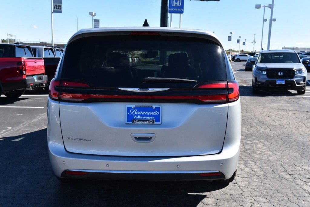 Chrysler Pacifica Vehicle Full-screen Gallery Image 06