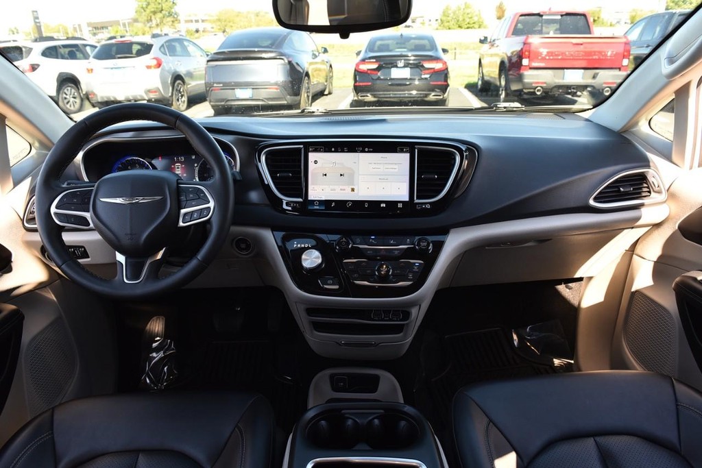 Chrysler Pacifica Vehicle Full-screen Gallery Image 07