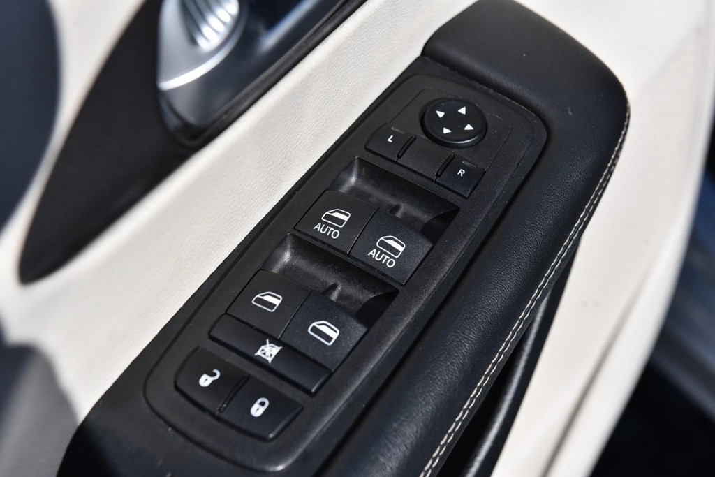 Chrysler Pacifica Vehicle Full-screen Gallery Image 08