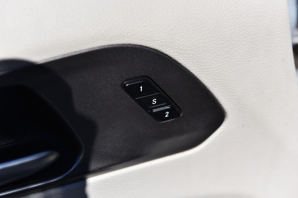 Chrysler Pacifica Vehicle Full-screen Gallery Image 09