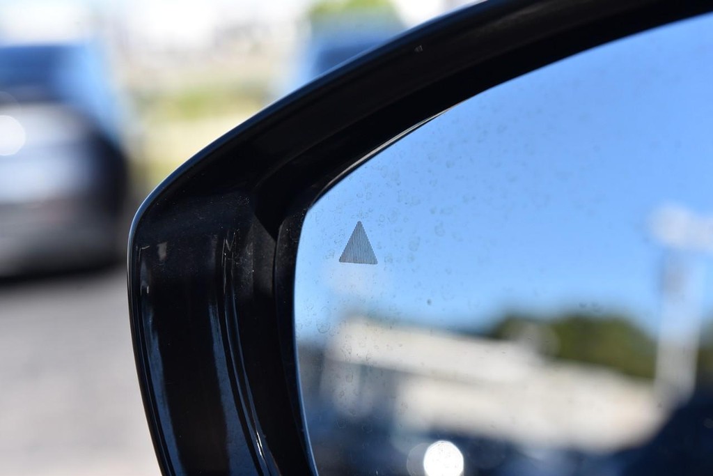 Chrysler Pacifica Vehicle Full-screen Gallery Image 11